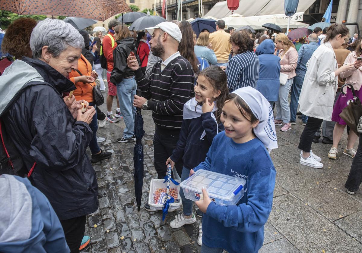 Celebración bajo la lluvia de la Tajada de San Andrés, este sábado, en la Plaza Mayor de Segovia.