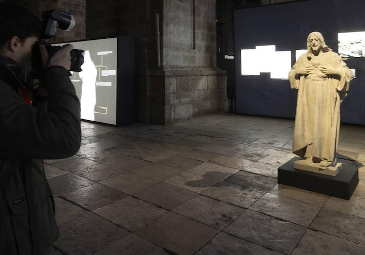 Una de las piezas de la exposición 'Venga tu reino', en la catedral.