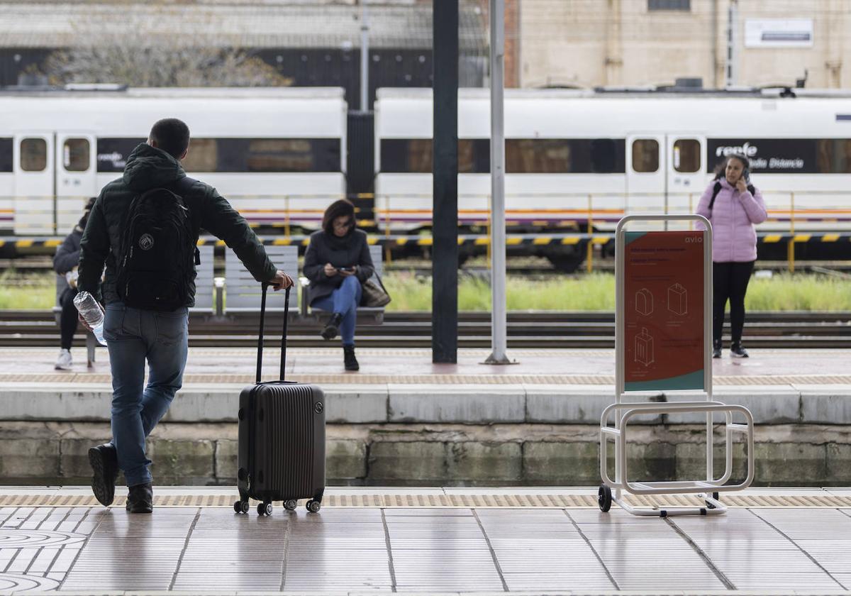 Un viajero espera en la estación Valladolid-Campo Grande.