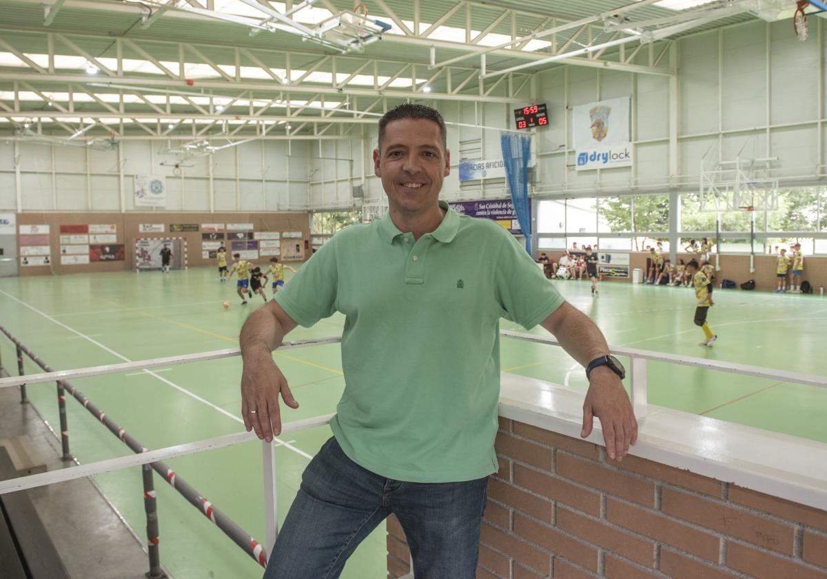 Diego Gacimartín, entrenador del San Cristóbal de Fútbol Sala, en el pabellón de la localidad.