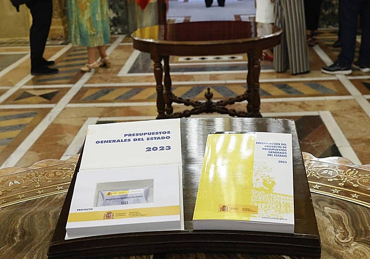 Tomos con los presupuestos de 2023, que fueron prorrogados para este 2024.