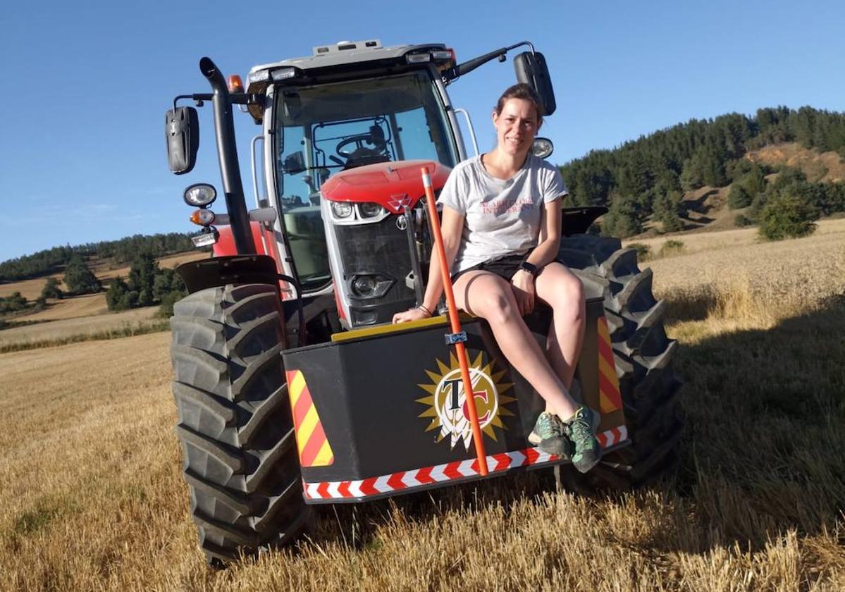 La agricultora y apicultora Ana Olmo, sobre su tractor.