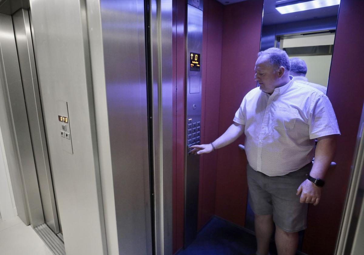 Un usuario en el interior de un ascensor en Valladolid.