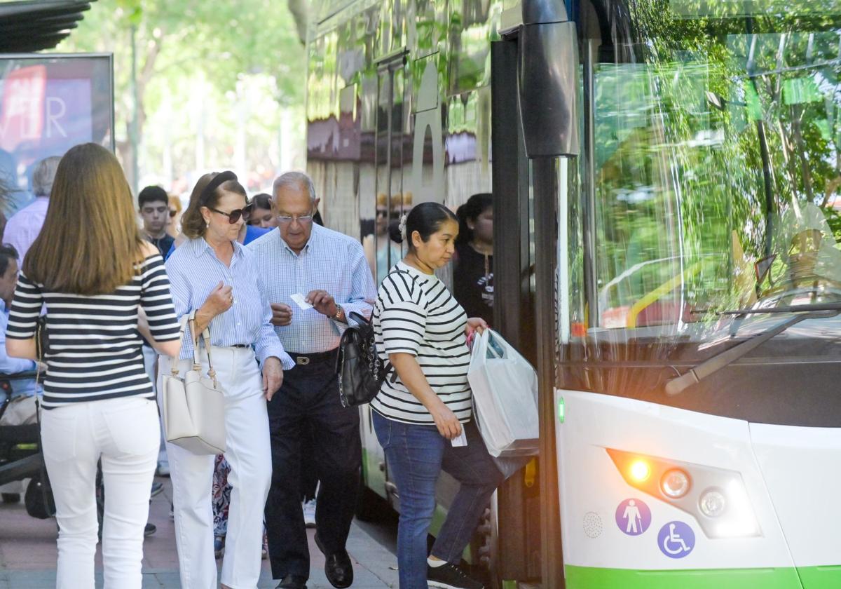 Usuarios en un autobús urbano de Valladolid.