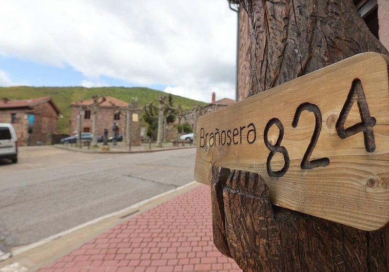 Señal de madera para remarcar que Brañosera es el primer Ayuntamiento de España desde el año 824.