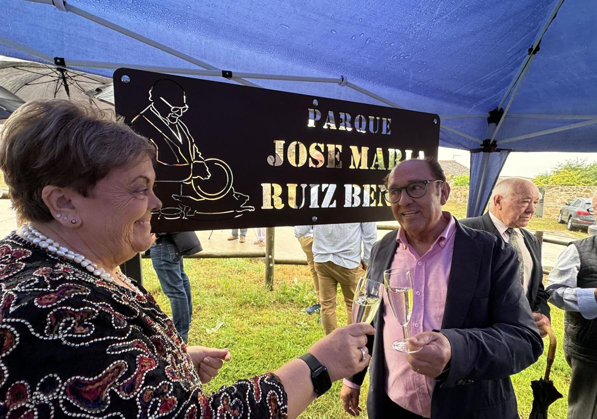 José María Ruiz brinda con su mujer ante el cartel del parque que le ha dedicado Castroserna de Arriba.