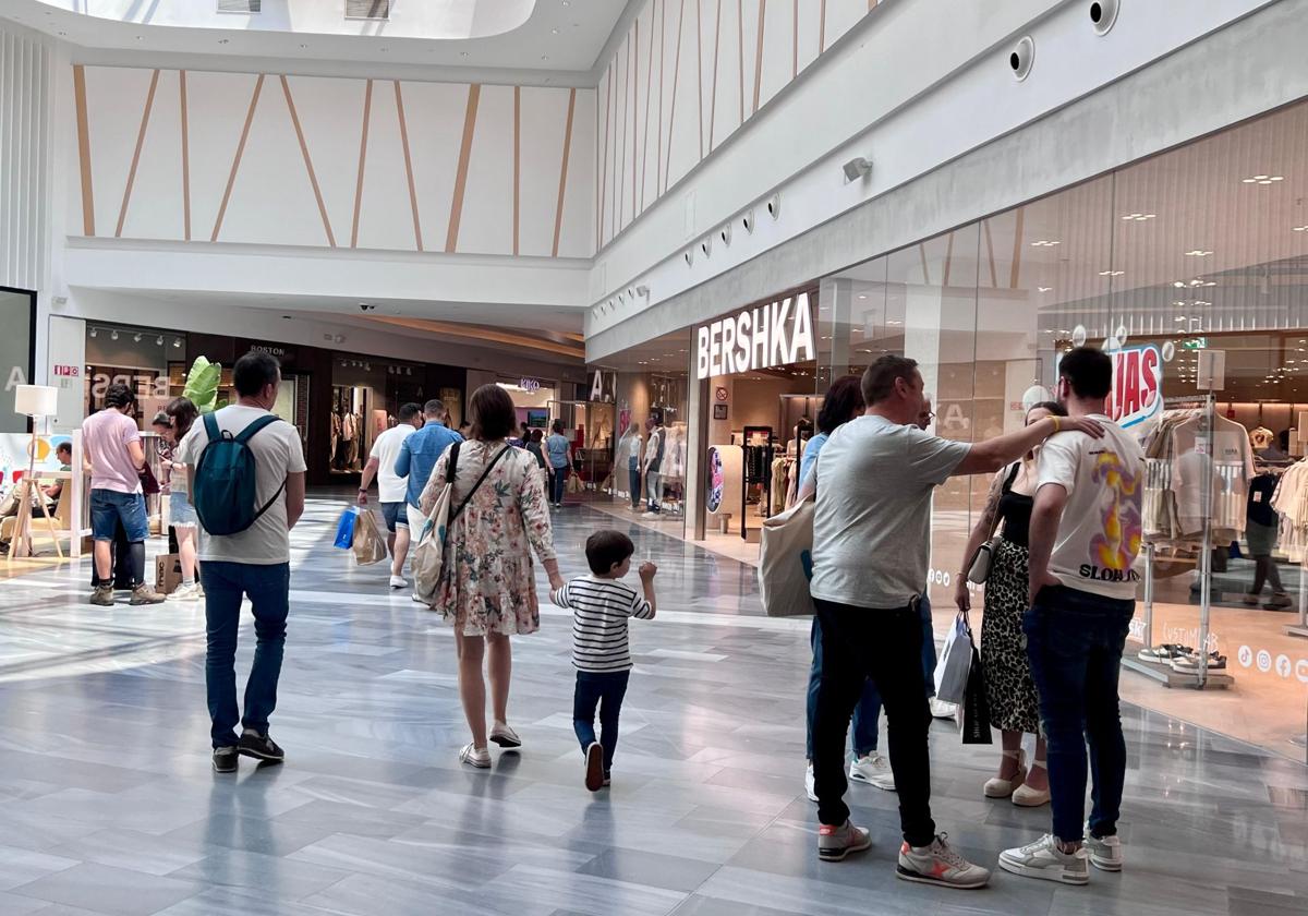 Clientela en RÍO Shopping, este domingo por la mañana.