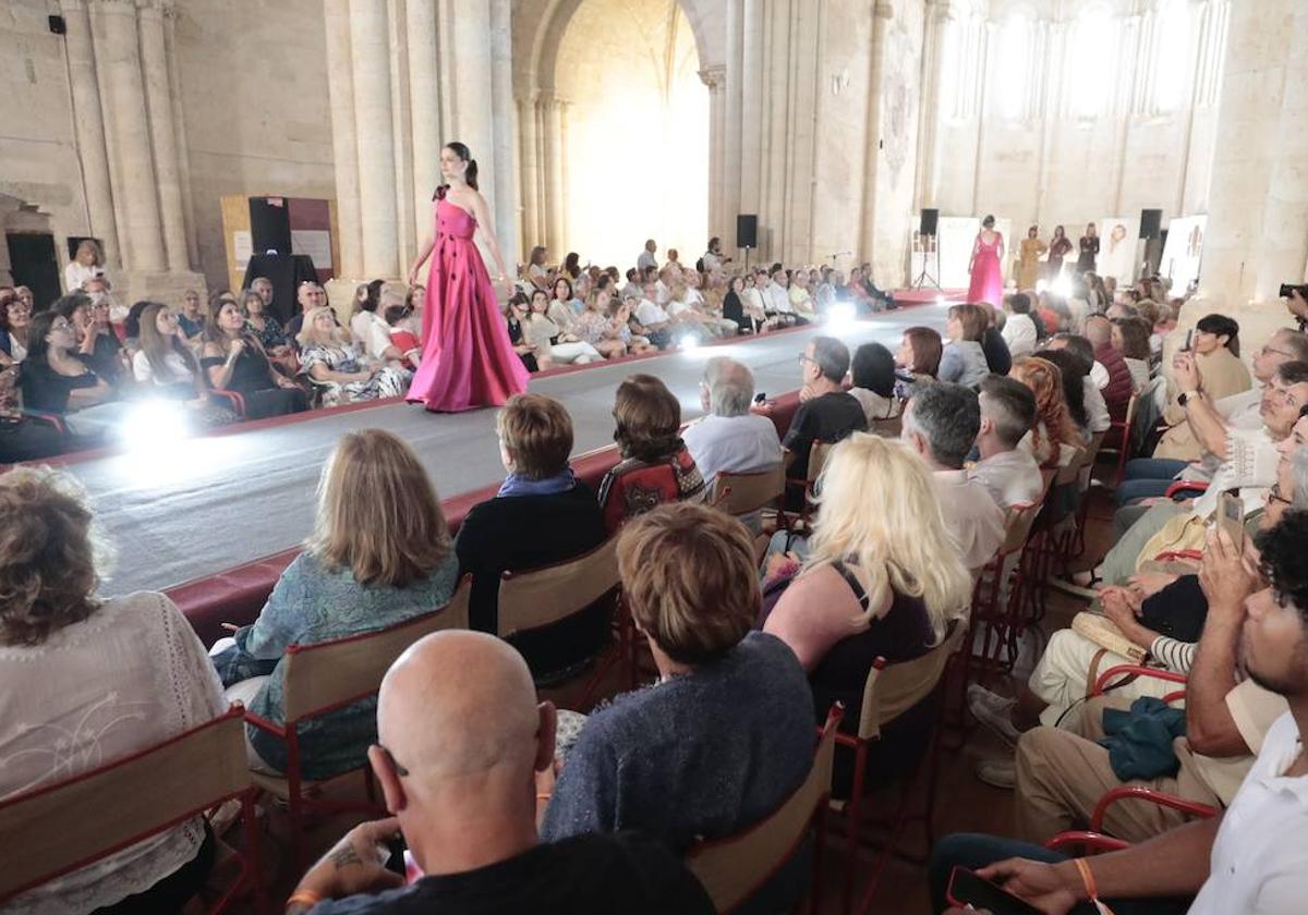 El monasterio de Santa María de Palazuelos se llena de moda con un desfile solidario