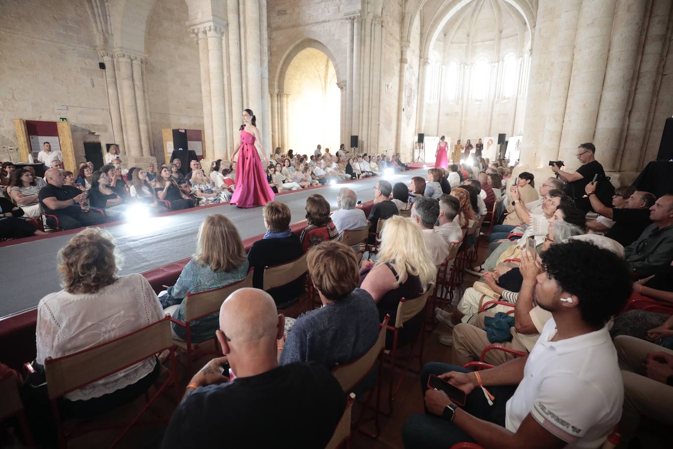 El monasterio de Santa María de Palazuelos se llena de moda con un desfile solidario