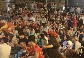 Ambiente de júbilo con los goles de España de los aficionados congregados en el Azoguejo este domingo.