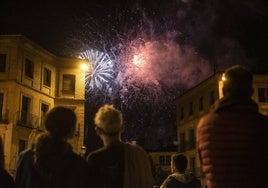 Un grupo de personas contempla el espectáculo de fuegos artificiales de Segovia.