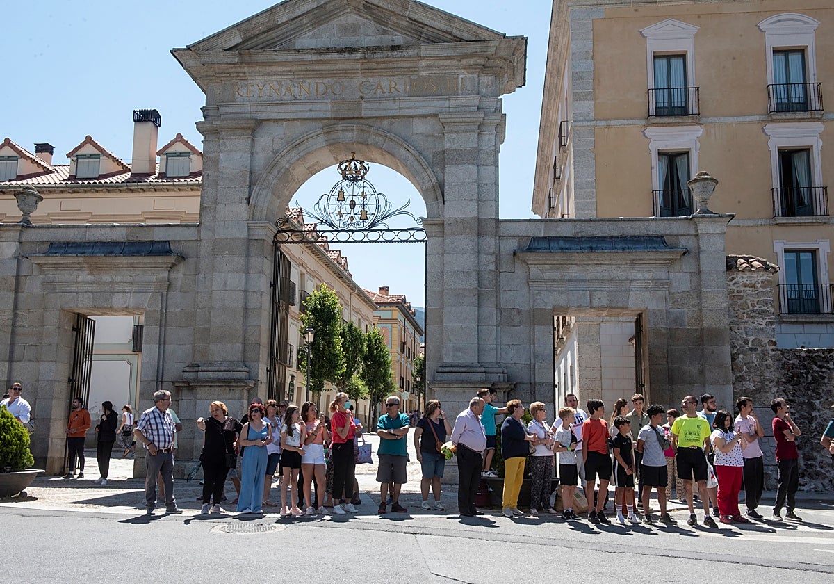 Turistas, al inicio de una visita guiada.