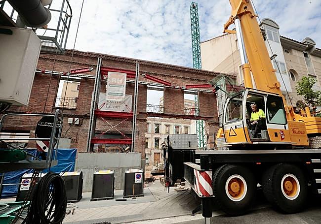 Instalación de la grúa el pasado miércoles en el solar donde se realizan las obras, visto desde el acceso por la calle José María Lacort.