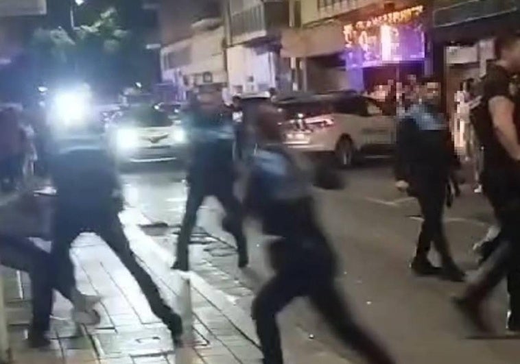 Pelea multitudinaria en la calle Rizarzuela.