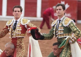 Los toreros Ginés Martín y Daniel Luque a hombros en el ruedo de Zamora.