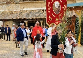 Los vecinos de Valverde de Campos durante la procesión de este domingo.