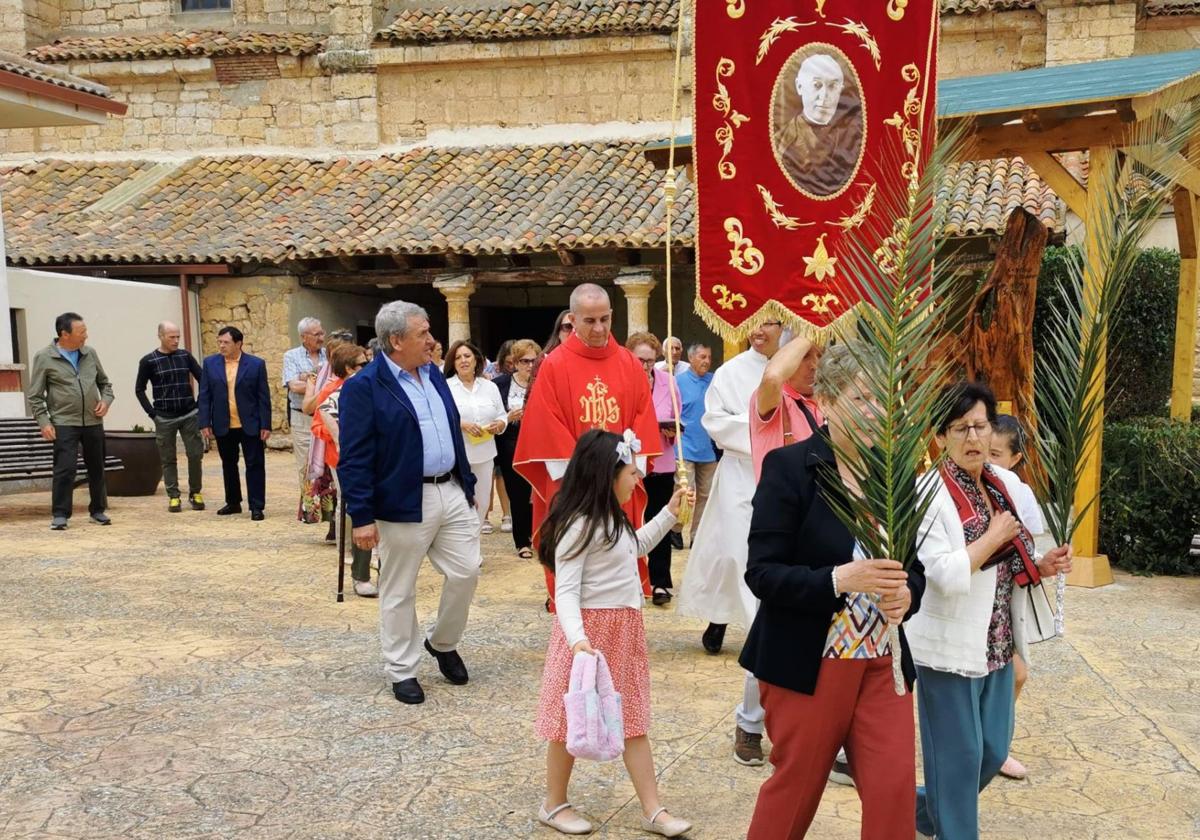 Los vecinos de Valverde de Campos durante la procesión de este domingo.