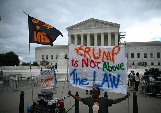 Pancarta con el lema «Trump no está por encima de la ley», ayer frente a la sede del Supremo de EE UU.