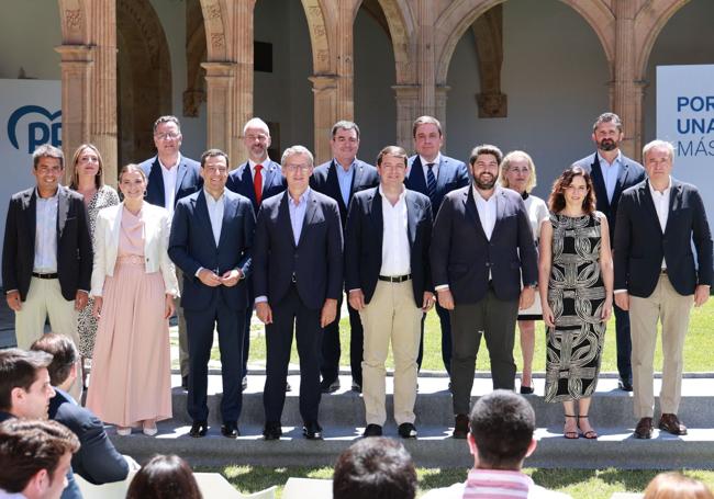 Presidentes de comunidades autónomas y consejeros de Educación del PP, en la foto de familia tras la firma del acuerdo.