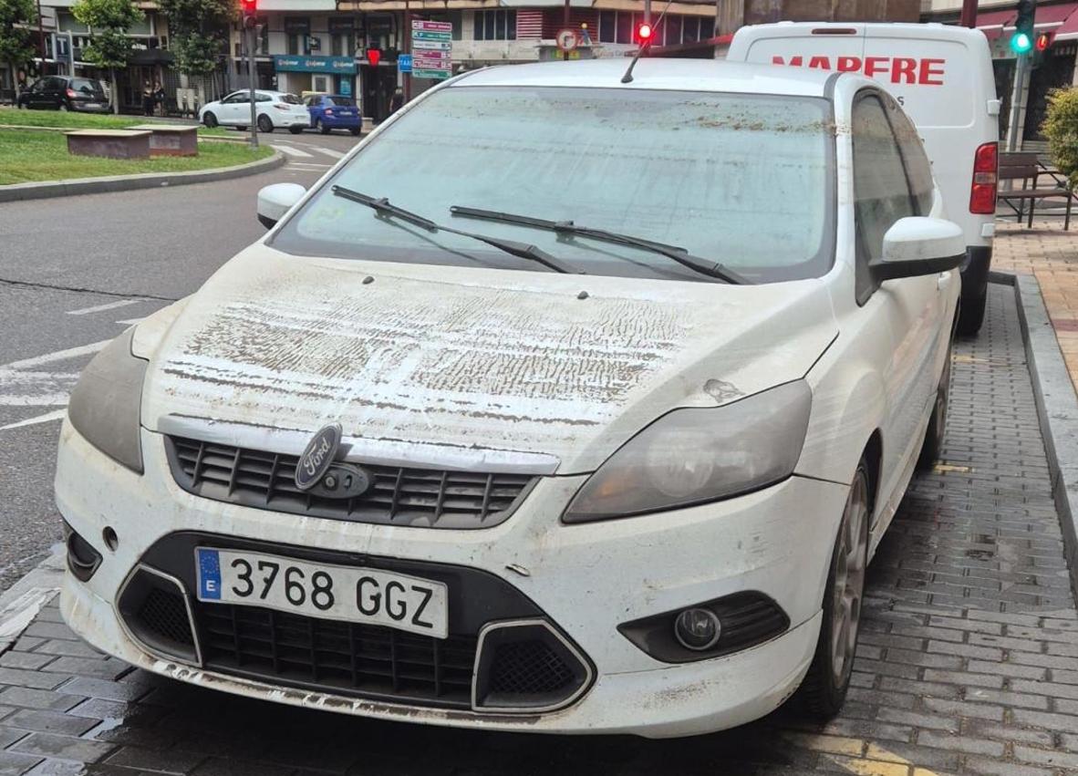 Imagen secundaria 1 - El coche, desaparecido bajo la inundación del viernes 28 de junio, y estado en que quedó al día siguiente. 