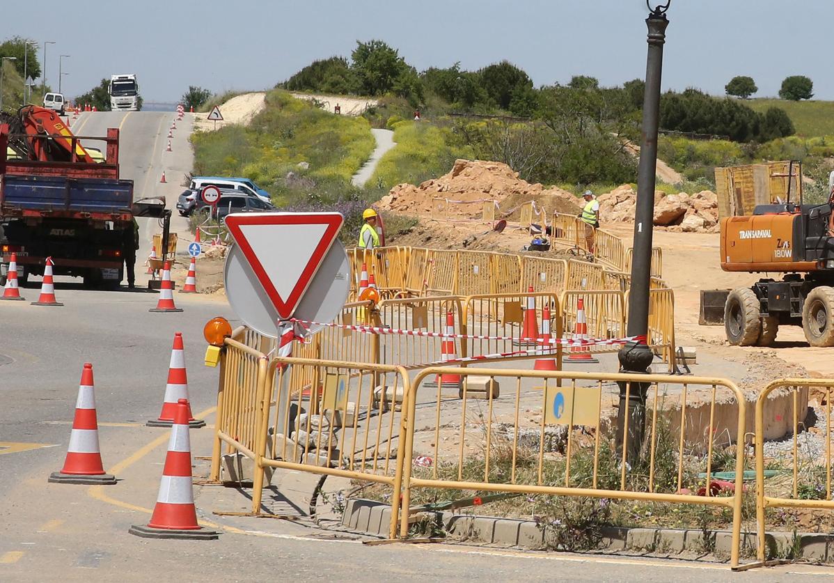 Maquinaria y operarios trabajan en las obras de urbanización de la ampliación del Hospital General de Segovia.