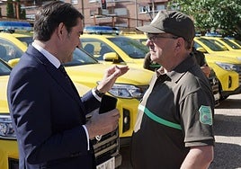 El consejero de Medio Ambiente, Juan Carlos Suárez-Quiñones, charla este lunes con un agente medioambiental.