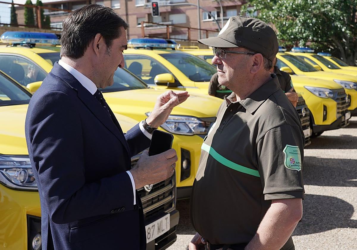 El consejero de Medio Ambiente, Juan Carlos Suárez-Quiñones, charla este lunes con un agente medioambiental.