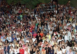 Aglomeración de asistentes al pregón de las últimas fiestas de Segovia en la Plaza Mayor.