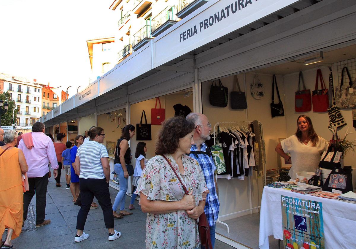 Visitantes recorren los puestos de la feria Pronatura en una edición anterior.