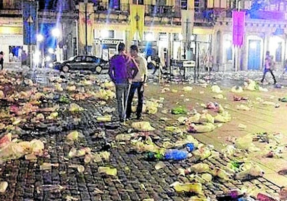 Restos de bolsas de plástico y envases esparcidos en la Plaza Mayor después de una actuación.