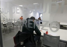 Estudiantes en la sala de estudio de San Lorenzo.