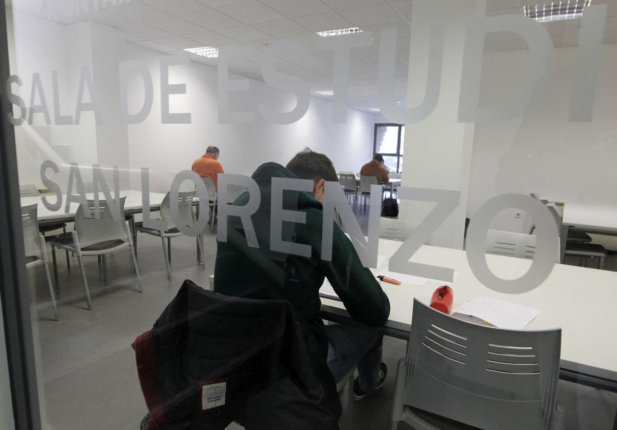 Estudiantes en la sala de estudio de San Lorenzo.