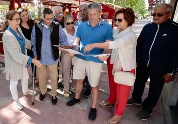 Los vecinos del Lucense, en pie de guerra: «Han arrasado un carril de ciegos por una terraza»