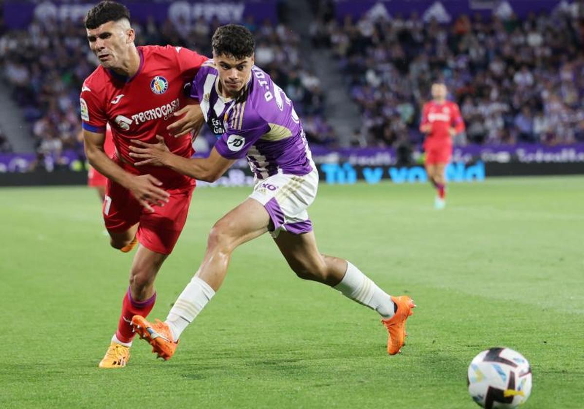 David Torres frena a Aleñá, durante el Real Valladolid-Getafe de la temporada 2022-2023