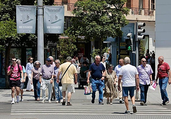 Varias personas caminan por la plaza de Zorrilla el pasado 25 de junio.