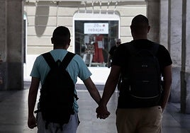 Diego y su pareja caminan de la mano por los soportales del Calderón.