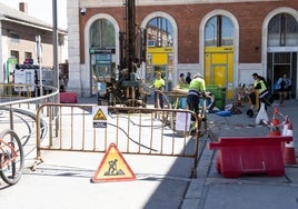 Los trabajadores, durante la realización de las catas en la estación Campo Grande.