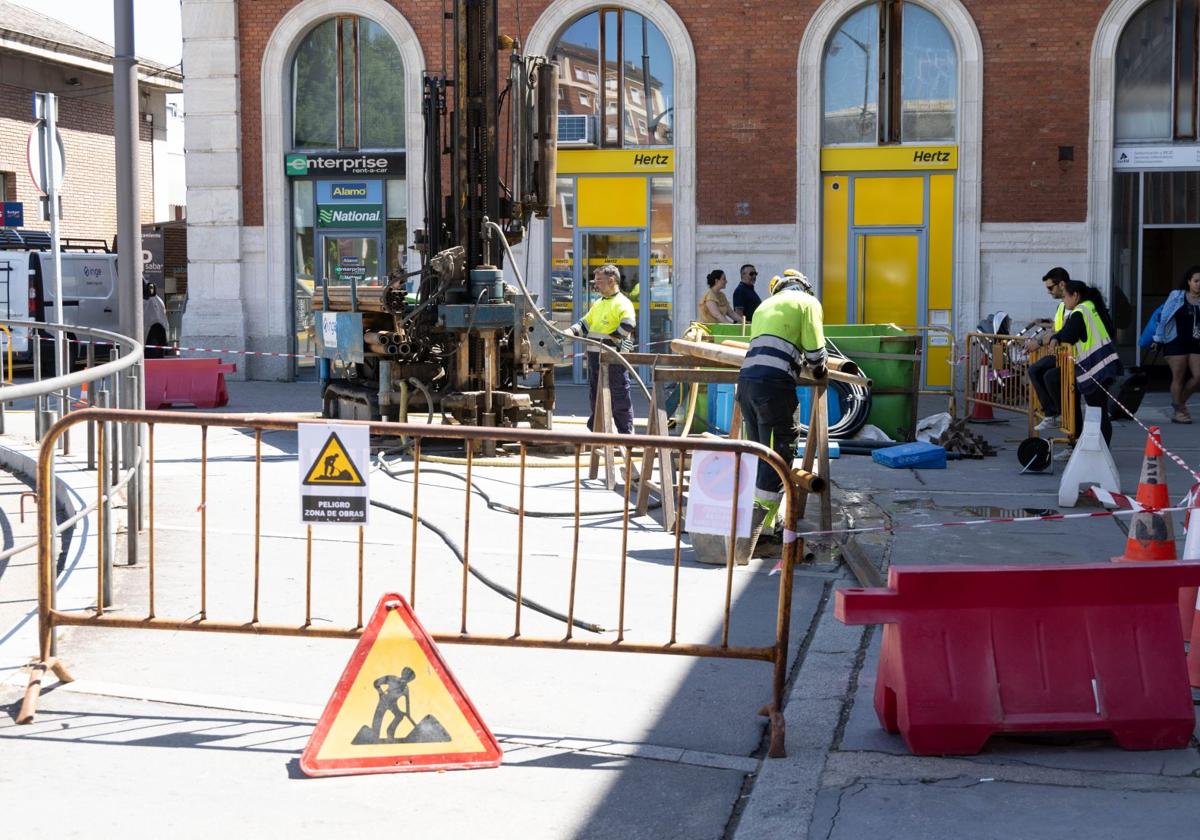 Los trabajadores, durante la realización de las catas en la estación Campo Grande.