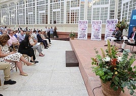Los empresarios presentan el cartel de la feria taurina de San Antolín.