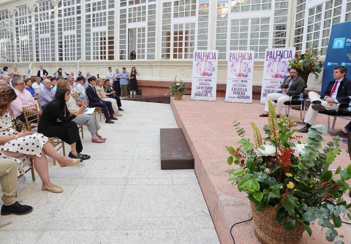 Los empresarios presentan el cartel de la feria taurina de San Antolín.