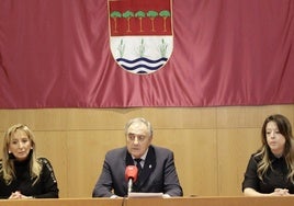 De izquierda a derecha, Isabel Pérez, de Vox, Avelino Álvarez, alcalde de Laguna de Duero (PP), y Lucía Castro, de Independientes por Laguna.