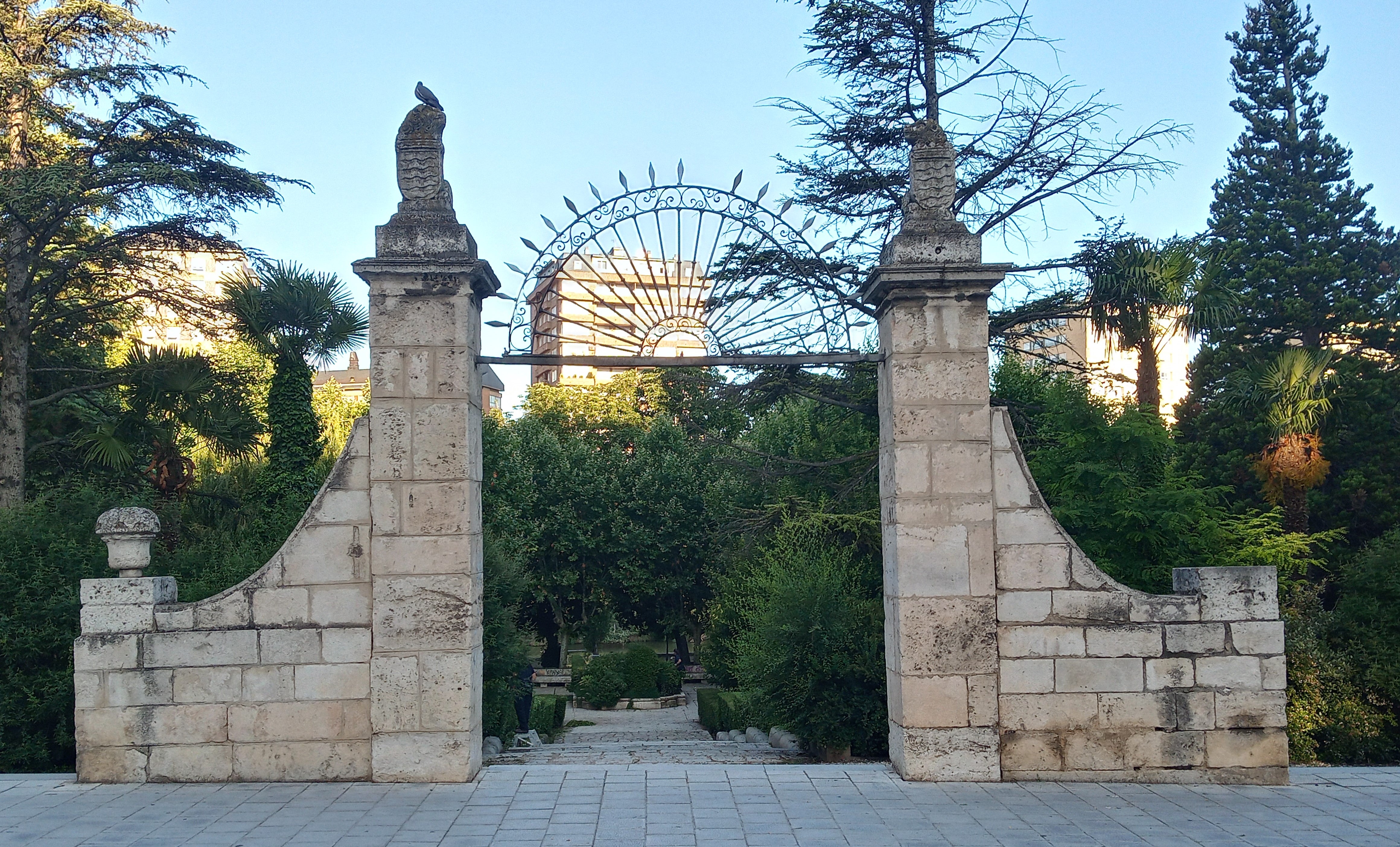 Una de las entradas desde el Paseo de Isabel la Católica.