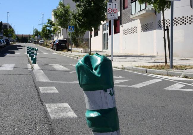 Bolardos dañados en una de los puntos conflictivos del barrio de Comunidad de Ciudad y Tierra.