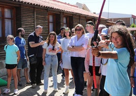 La consejera de Familia, Isabel Blanco, visita a los participantes del Campamento Multiaventura de 'Red Activa' en La Roca.