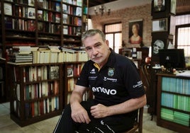 Alejandro Fierro en un rincón de la librería Sandoval en la plaza del Salvador.