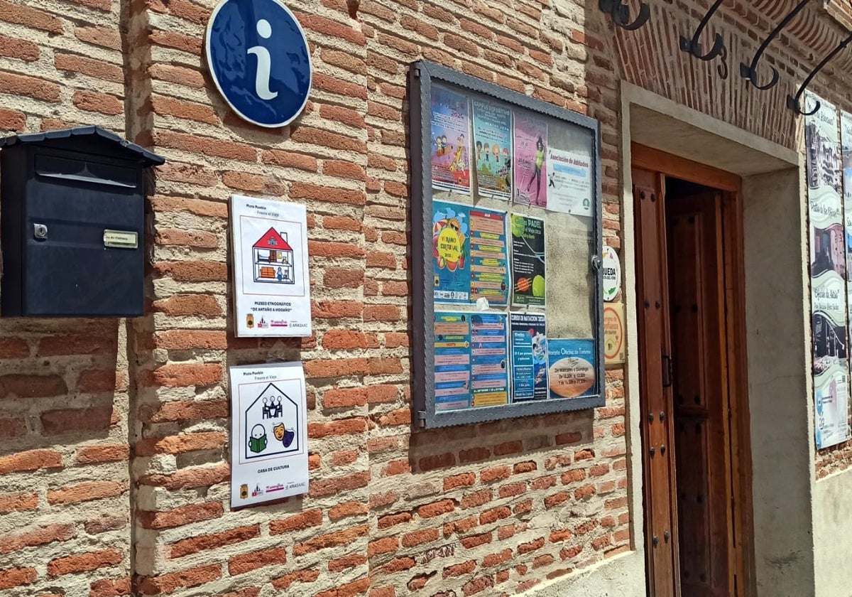 Pictogramas instalados en la puerta de la Casa de Cultura