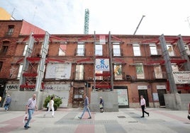 Fachada catalogada del número 29 de la calle Mantería, donde se está construyendo una veintena de apartamentos.