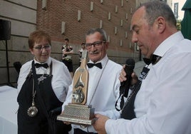 Pablo Martín recibe el premio de los sumilleres de Segovia durante la celebración de San Marcial Copero