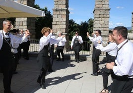 Los sumilleres segovianos bailan una jota junto al Acueducto en la festividad de su patrón, celebrada este martes.