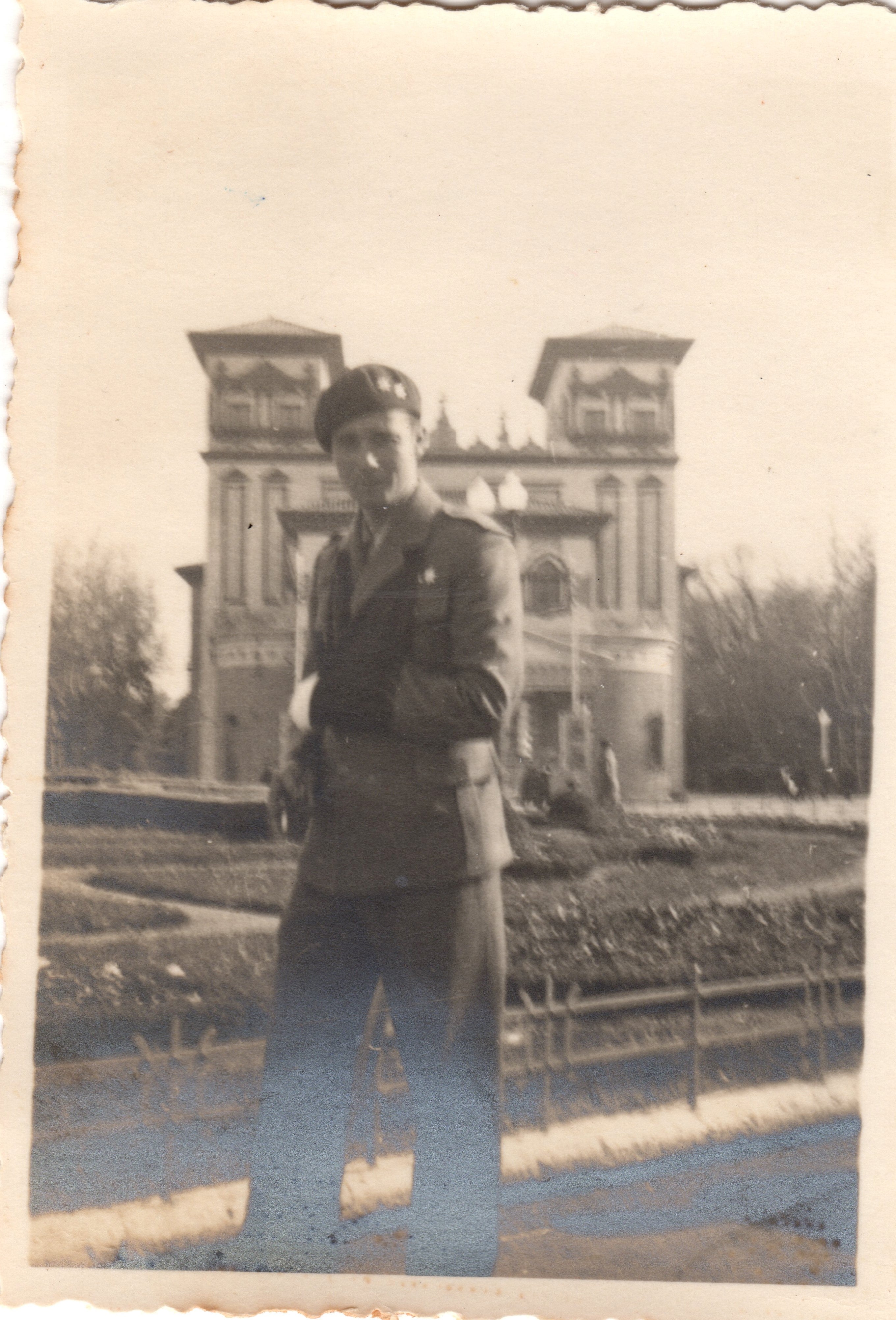 Ferruzzi, fotografiado frente al Teatro Pradera, en el Campo Grande, 1937.